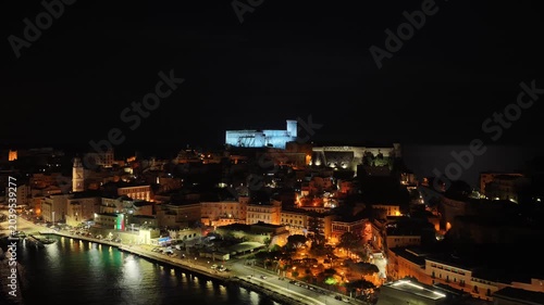 Gaeta Medievale, l'antico centro storico che affaccia sul golfo. Lazio, Italia.
Vista aerea di Gaeta, località turistica Italiana. Risoluzione 4k, notte. 