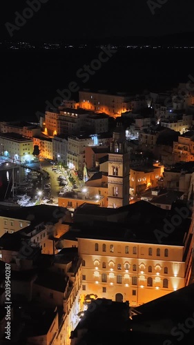 Gaeta Medievale, l'antico centro storico che affaccia sul golfo. Lazio, Italia.
Vista aerea di Gaeta, località turistica Italiana. Risoluzione 4k, notte. 