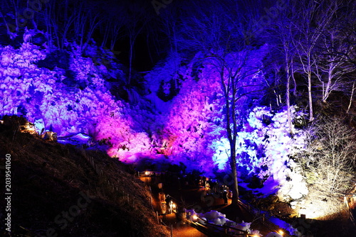 Foto Colorfully illuminated Ashigakubo Icicles at night in Chichibu, Saitama, Japan