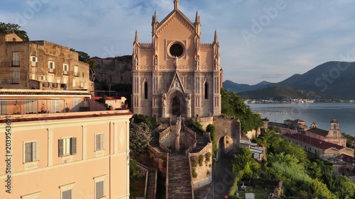 Gaeta Medievale, il tempio di San Francesco d'Assisi. Lazio, Italia.
Vista aerea di Gaeta, località turistica Italiana. Risoluzione 4k. 