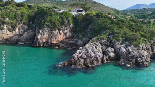 La costa rocciosa e il mare di Gaeta, Lazio, Italia.
Vista aerea della scogliera a picco sul mare trasparente della costa laziale. Ripresa in 4K