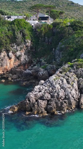 La costa rocciosa e il mare di Gaeta, Lazio, Italia.
Vista aerea della scogliera a picco sul mare trasparente della costa laziale. Ripresa in 4K