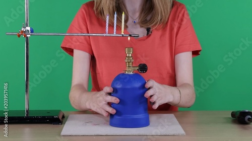 Foto Heat Conduction Experiment Using a Bunsen Burner and Metal Rod with Candles