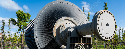 Fotografía The core rotating components of the steam turbine under the blue sky and white c