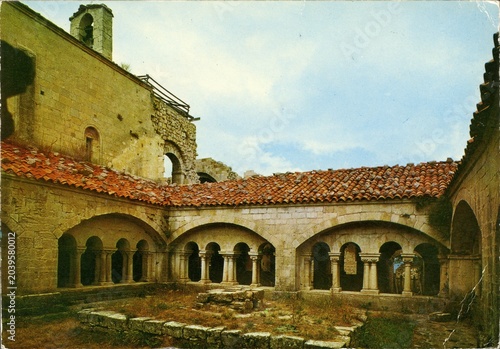 VALLÉE DE LA DURANCE.PRIEURÉ DE GANAGOBIE.04.ALPES DE HAUTE PROVENCE.FRANCE.CLOITRE DU XII E SIÈCLE.