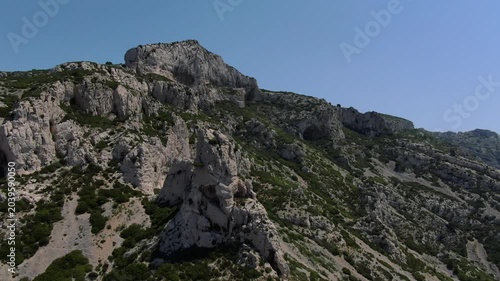 vue aérienne de la calanque de Sormiou au sud de Marseille, en été, avec des bateaux dans la baie