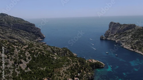 vue aérienne de la calanque de Sormiou au sud de Marseille, en été, avec des bateaux dans la baie