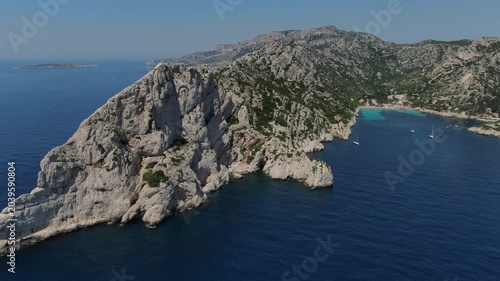 vue aérienne de la calanque de Sormiou au sud de Marseille, en été, avec des bateaux dans la baie