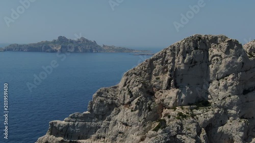 vue aérienne de l'archipel du riou, parc national des calanques et des îles méditerranéennes, grande focale