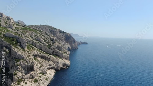 vue aérienne de la calanque de Sormiou au sud de Marseille, en été, avec des bateaux dans la baie