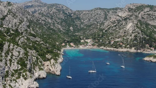 vue aérienne de la calanque de Sormiou au sud de Marseille, en été, avec des bateaux dans la baie