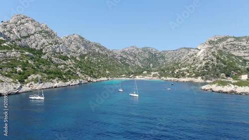 vue aérienne de la calanque de Sormiou au sud de Marseille, en été, avec des bateaux dans la baie