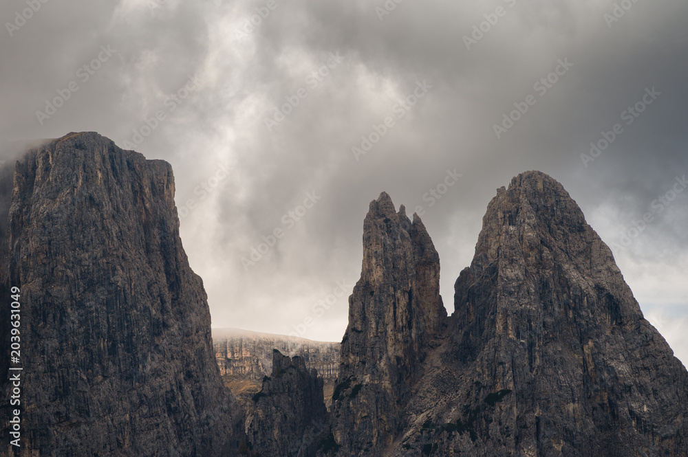 Obraz premium autumnal alpine landscape inside the Dolomites during a cloudy day, Italy