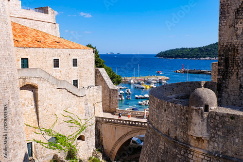 Foto Aerial view and the panorama view of the old town, the city wall, boats and the