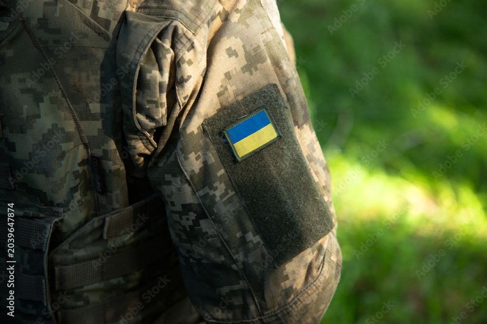 Naklejka premium Close-up of a brave Ukrainian defender in military gear, symbol of national pride and resistance