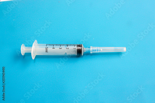 Fotografía Disposable Medical Syringe on Blue Background with Copy Space