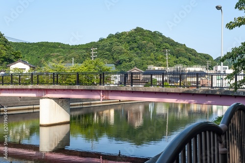 Εκτύπωση καμβά 米子市新加茂川に架かる橋と緑豊かな愛宕山の遠景/Distant View of the Bridge Across the Shin-Kamo River an