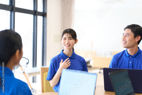 Foto 介護施設でミーティングをするアジア人介護士