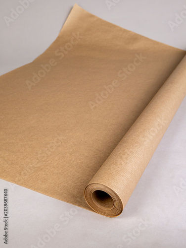 Foto A roll of kraft paper on a gray background