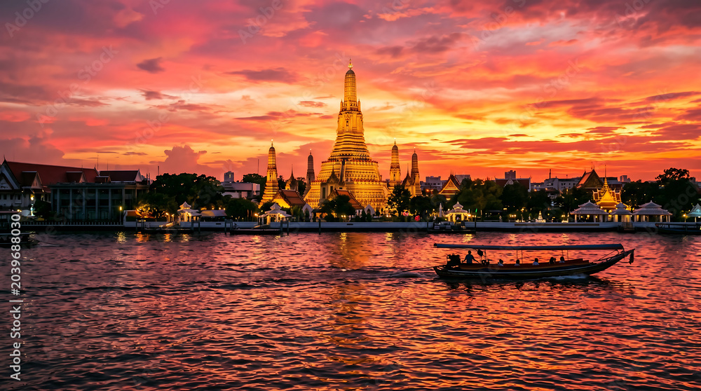 Fototapeta premium Bangkok Wat Arun Temple Sunset Chao Phraya River Thailand