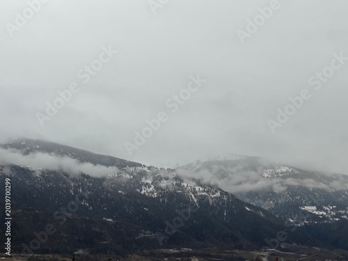Canvas Print Grey and cloudy weather day travelling