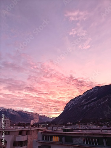 Foto Beautiful pink and purple evening scenery while travelling