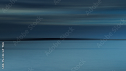 Foto Blue hour at the ocean's edge