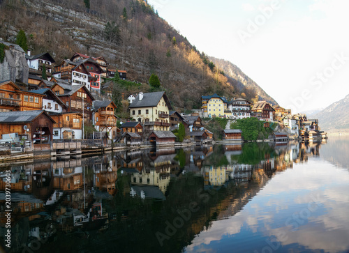 Konstfotografi The calm lake and reflections at the town of Hallstatt, Austria