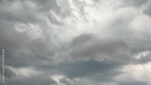 graue Gewitterwolken ziehen über Dortmund, Ruhrgebiet. Nordrhein-Westfalen hinweg