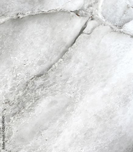 Foto Vertical close up of a weathered salt boulder surface with white and light gray