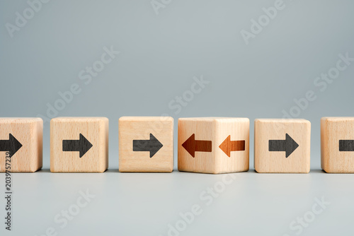 Obraz na płótnie Change Of Direction, Reverse Trend And Turning Point Concept