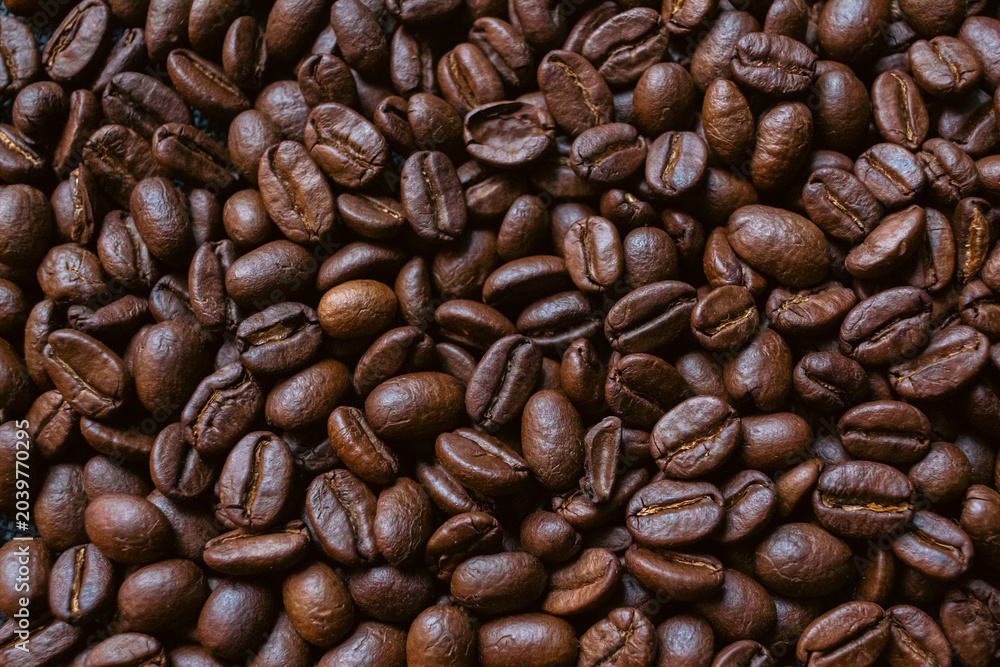 Fototapeta premium Close-up view of roasted coffee beans texture background, aromatic premium coffee concept.