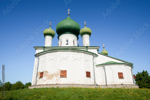Foto The ancient Church of the Nativity of John the Baptist (1695) on a sunny June day