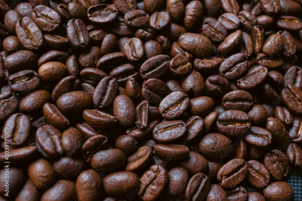 Fototapeta premium Close-up view of roasted coffee beans texture background, aromatic premium coffee concept.