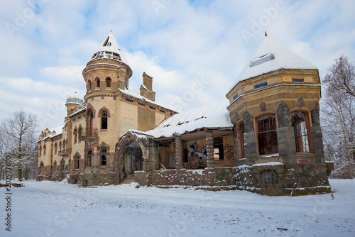 Quadro su tela The old abandoned mansion of the Eliseev estate (1912) on a February day