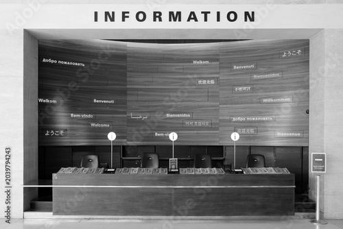 Photos Informationsschalter mit mehrsprachiger Ansage als Text und unbesetzt