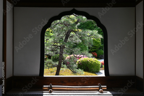 京都市大徳寺興臨院 方丈前庭の花頭窓
