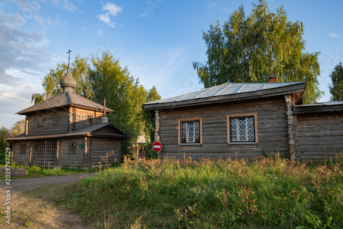 Tableau sur toile View of the ancient convent of Verkhnechusovskaya Bogoroditse-Kazanskaya Trifonova Pustyn on a sunny August evening