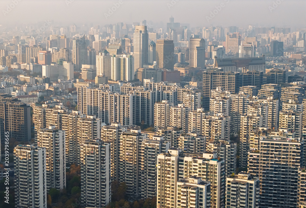 Fototapeta premium Massive modern high-rise buildings dominate an expansive urban cityscape during an autumn day