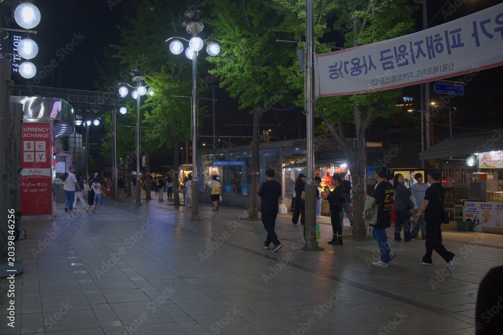 Fototapeta premium Vibrant Early Summer Night on a Lively Street in Seoul, Korea