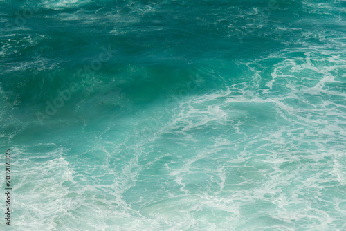 Fotografia White Water Turns To Deep Green In The Churning Waves Of Big Sur