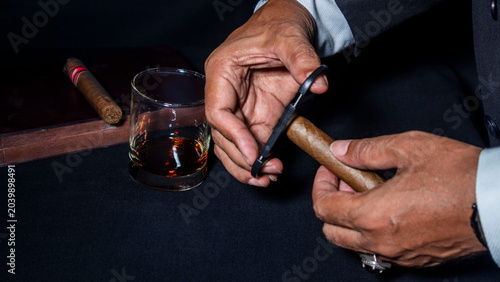 Fényképezés a man cutting cigar