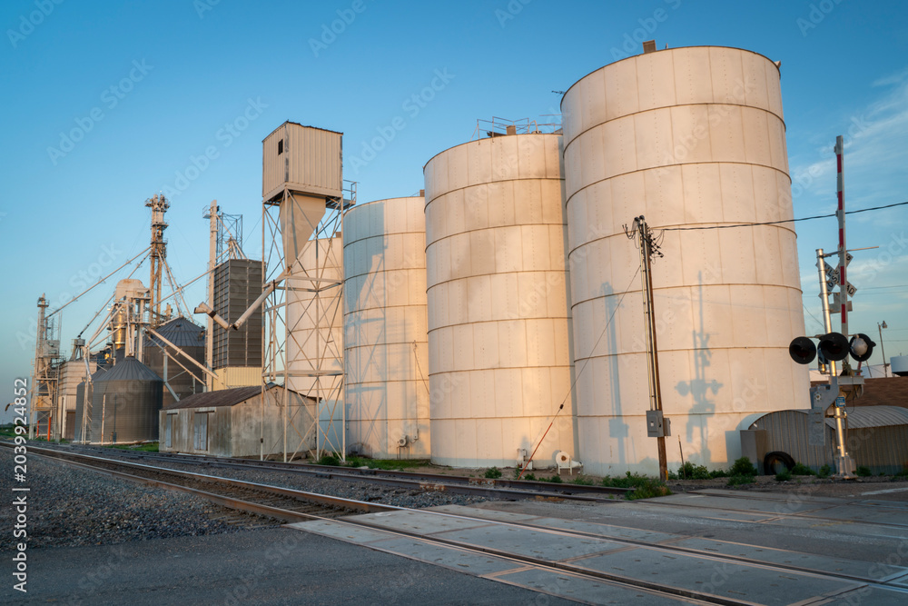 Obraz premium Railroad and grain elevators in rural Nebraska