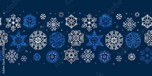 Foto snowflake pattern on dark blue background winter