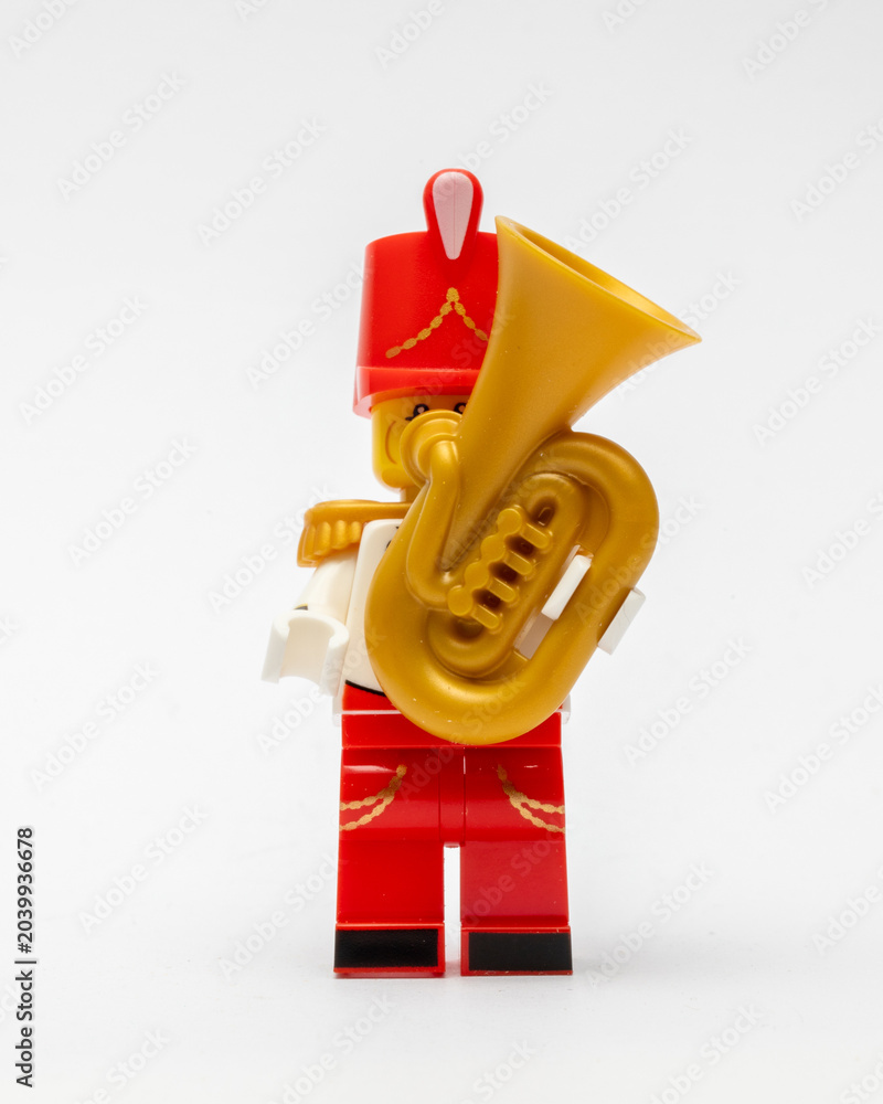 Obraz premium A minifigure of a person playing a tuba