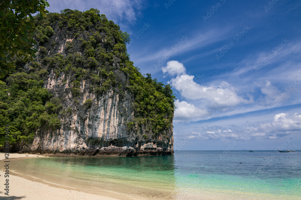 Obraz premium Beautiful scenic view of Koh Hong island and its tropical surroundings in Krabi, Thailand