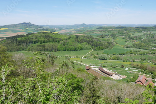 Aussicht von der Bergfestung Hohentwiel bei Singen in Schwaben in die durch Vulkane entstandene Landschaft des Hegau