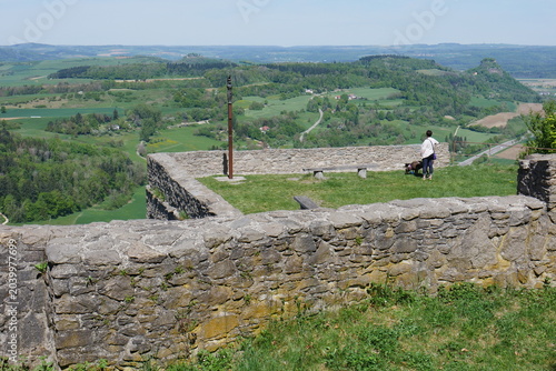 Aussicht von der Bergfestung Hohentwiel bei Singen in Schwaben in die durch Vulkane entstandene Landschaft des Hegau
