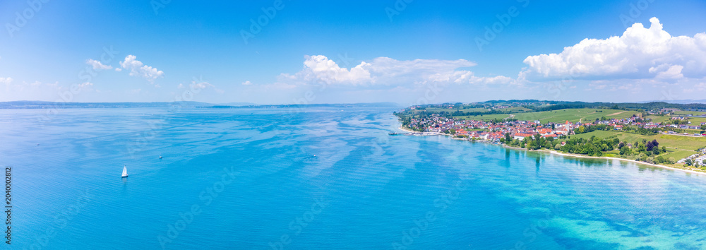 Obraz premium Stunning aerial panoramic shot capturing Hagnau village and the vast waters of Lake Constance.