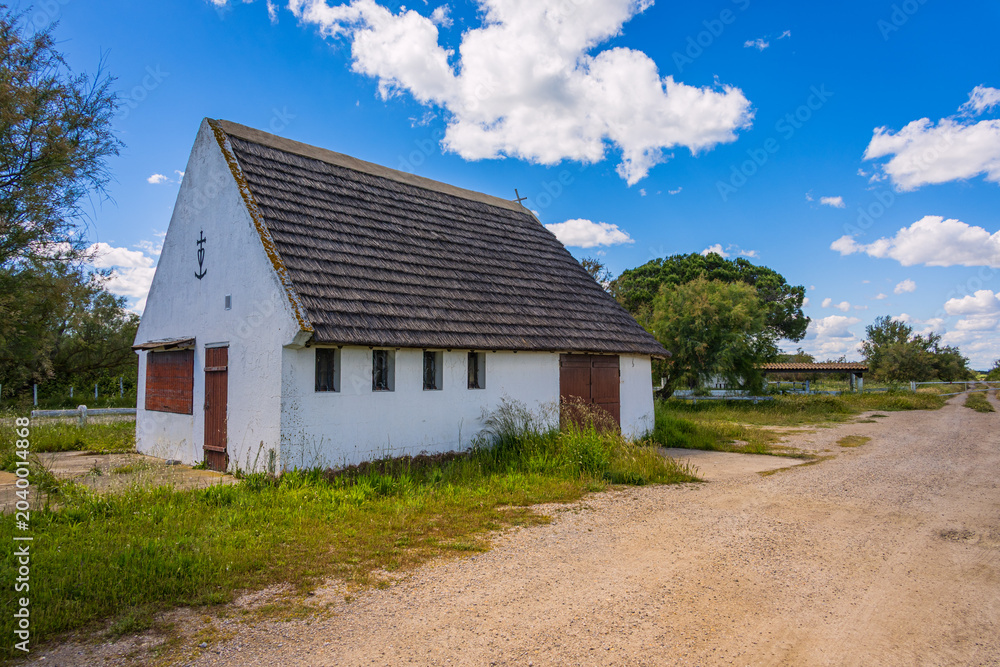 Fototapeta premium Cabane historique de Gardian à Saint-Laurent-d'Aigouze en Camargue en France